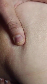 穿着丝袜的性感女士没想到她湿漉漉的阴户被精液填满
