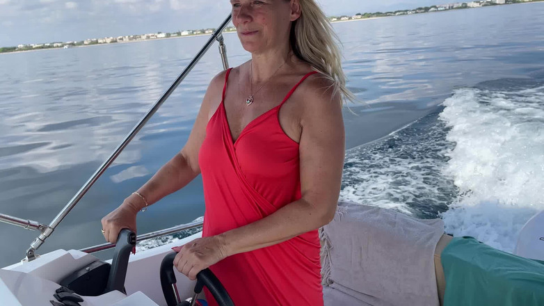 SweetSusi: Naked Boating