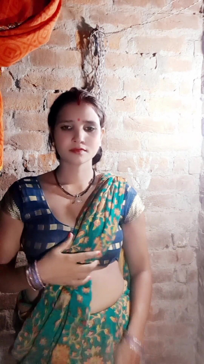 Renudbf: 印度热辣的嫂子抚摸她的阴户并潮吹（印地语音频）