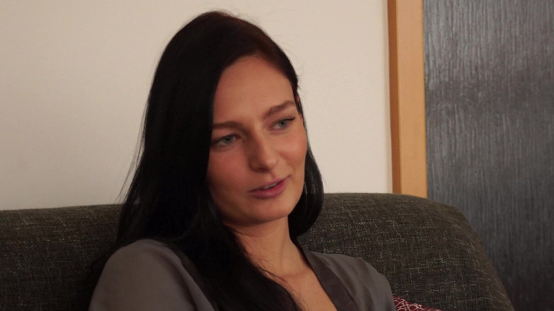 Bitch hunter: Nadržená zralá brunetka prsty kapající z kundičky k třesoucímu se...