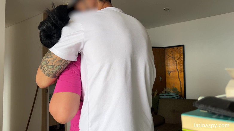 Latinaspy: Pembantu rumah dengan pantat besar membersihkan apt kemudian menyentak bosnya...