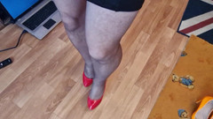 Milosbroz: Jalan kaki dengan sepatu hak tinggi warna merah