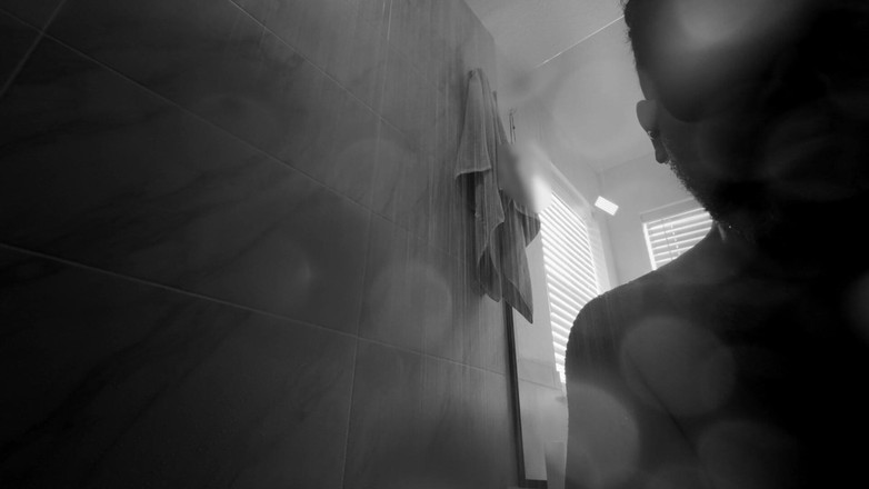 Ivan the Pleasure Dom: Prosty żonaty mężczyzna pieprzy dildo pod prysznicem (część 1)