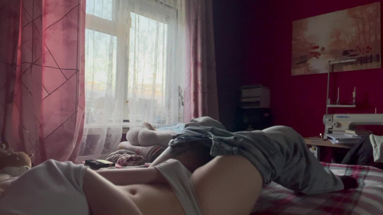 Naughty Vixen: Chica traviesa se aburre y comienza a masturbarse