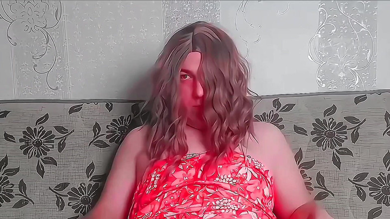 Kitty_Cross: L'adorabile effeminato effeminato prende un succo da una cannuccia a...