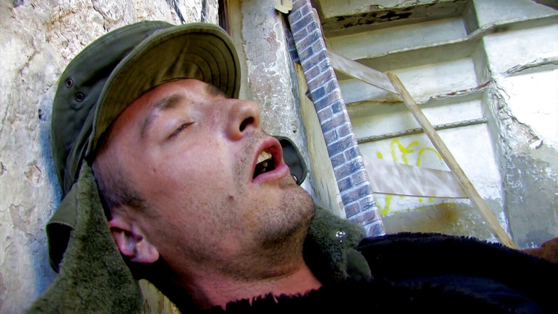 Fun Pictures: Une salope blonde mature fait rebondir son gros cul à l'extérieur