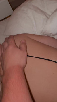 18 anni Gigi ti porta in camera oscura per realizzare il miglior video da vicino di sempre!
