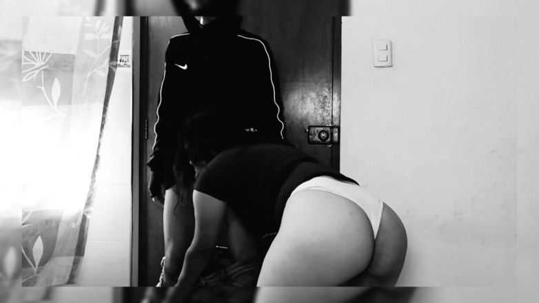 Mili069: Llego El Delivery Y Le Pago Con Oral