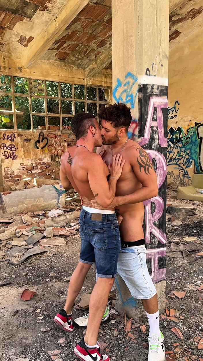 Carlos and Hector: 廃屋でセックス
