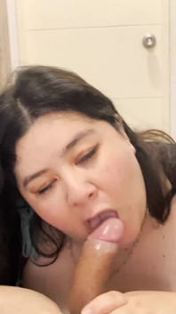 Regarde mon vagin pendant que je le suce et me le mets dedans