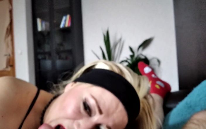 AimeeParadise: Zralá blondýnka s dlouhými vlasy roztáhne nohy doširoka svými stydké...