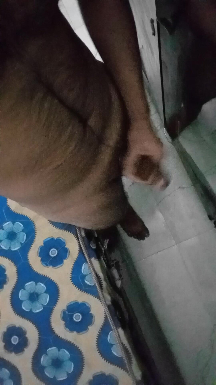 Raaz26d: Büyük yarağımı yatak odasında yağlıyorum ve aynanın önünde mastürbasyon yapıyor