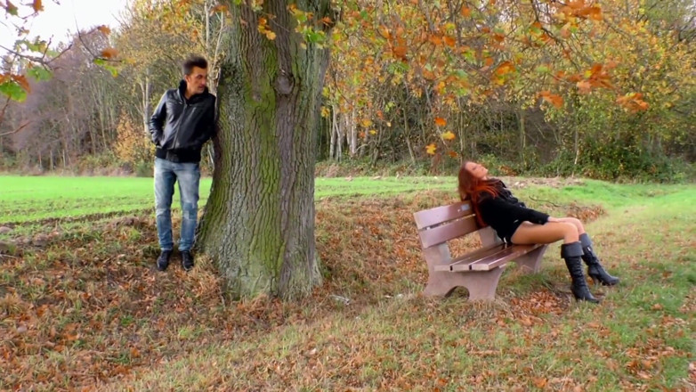 MMV German Kink: Pelirroja milf en pantimedias se mea en el lugar público...