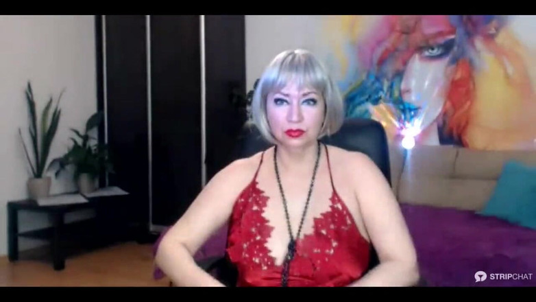 AimeeParadise: Sexy tanec zralé holky v červené hedvábné róbě
