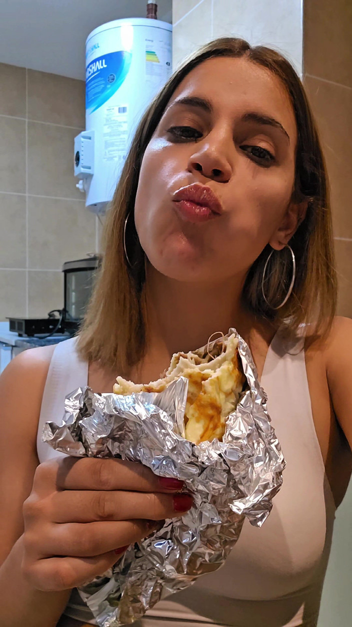 Young big apple: アマチュアカップルがライブ配信中に食事をしている