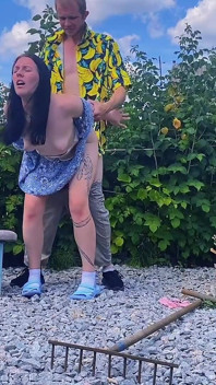 Un Vrai Couple a Eu Une Érection Dans Le Jardin Parmi Les Buissons