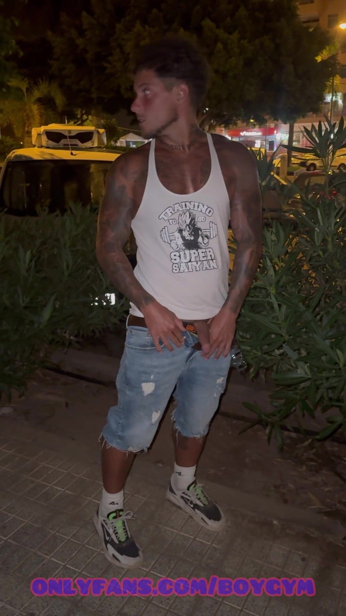 BoyGym: Wajah mesum cewek ini dientot habis-habisan di jalanan