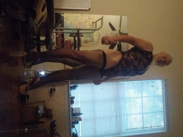 MrLeggs: Dancin in the Mirror When Your Home Alone, eu acho...