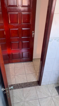 Banyoda üvey kız kardeşine sürtünerek boşalıyor