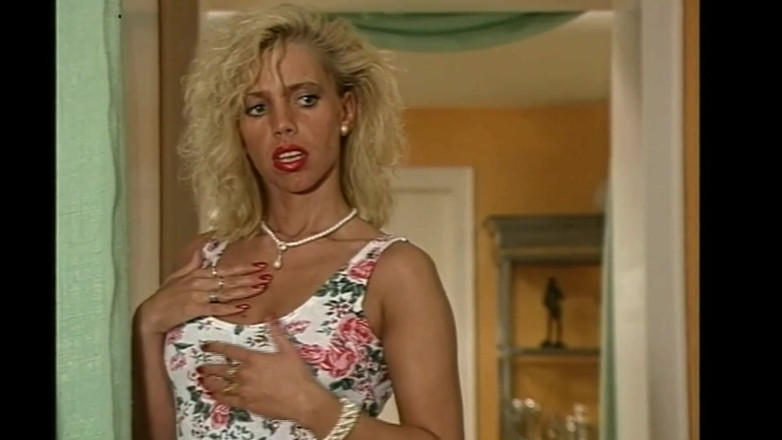 Vintage megastore: Blondă uimitoare și curvă este futută pe canapea în videoclip porno italian...