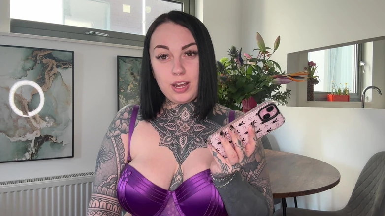 Miss Valentina: Text the Phone