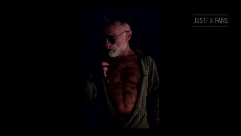 MusclesCigarsFFPig: Tatăl vitreg își fumează conducta