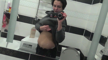 Sexy Milf: Uriașa Kate solo se pișă!