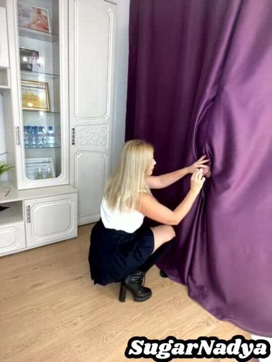 SugarNadya: SugarNadya zag een dikke pik van achter de gordijnen uit...