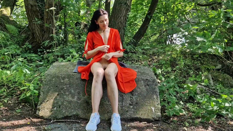 Nicky Brill: เปิดหีนอกบ้านโคลสอัพและฉี่