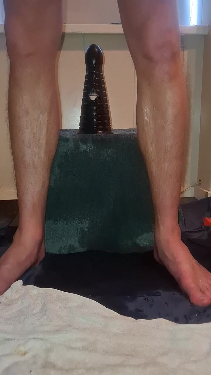 NoFace Twink X: Solo gay gay - piramid cavalca il dildo