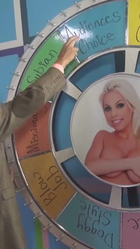 Des stars du porno excitées baisent un mec chanceux en lui suant et en branlant sa bite