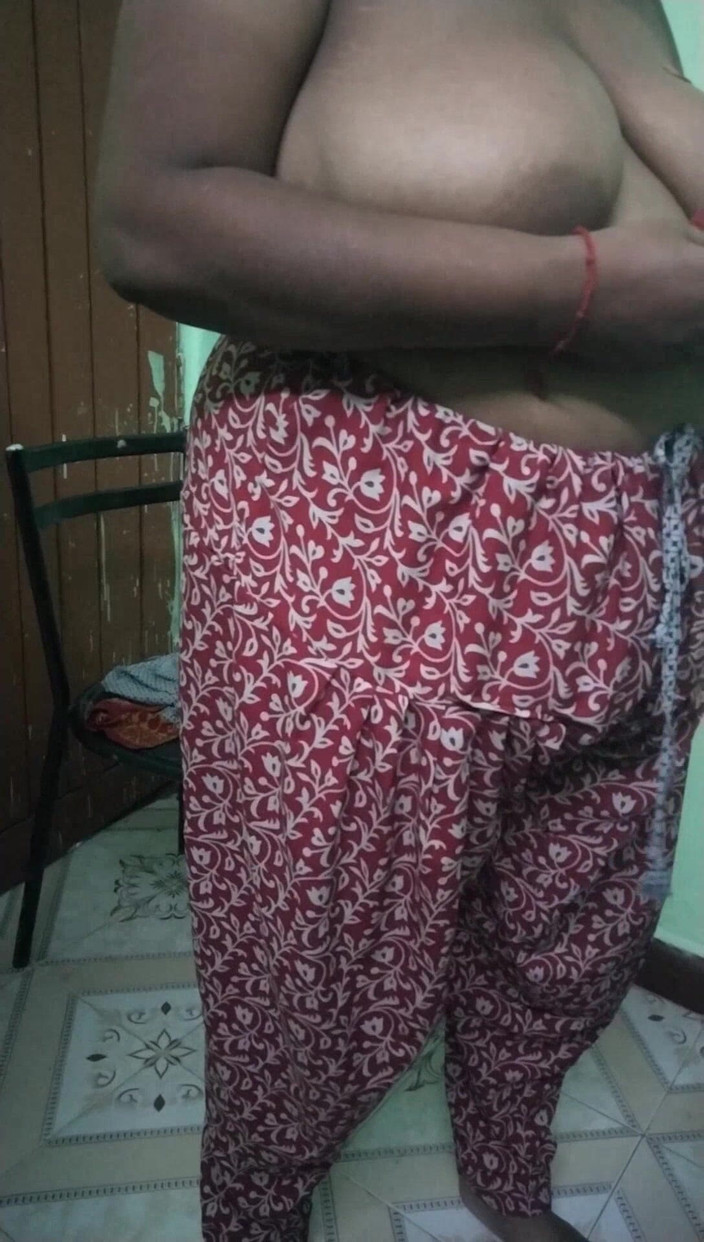 Tamil lesbian: Trei mătuși sexy îmbrăcate în dormitorul meu