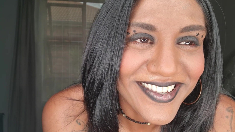 domslutfucker: Pelacur desi berbicara kotor sambil bermain, menampilkan lidah dan bibirnya...