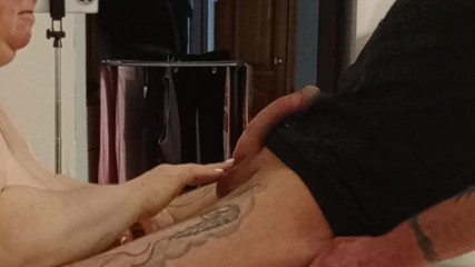 Zona901: Une voisine fait une branlette avec une bite à l’huile