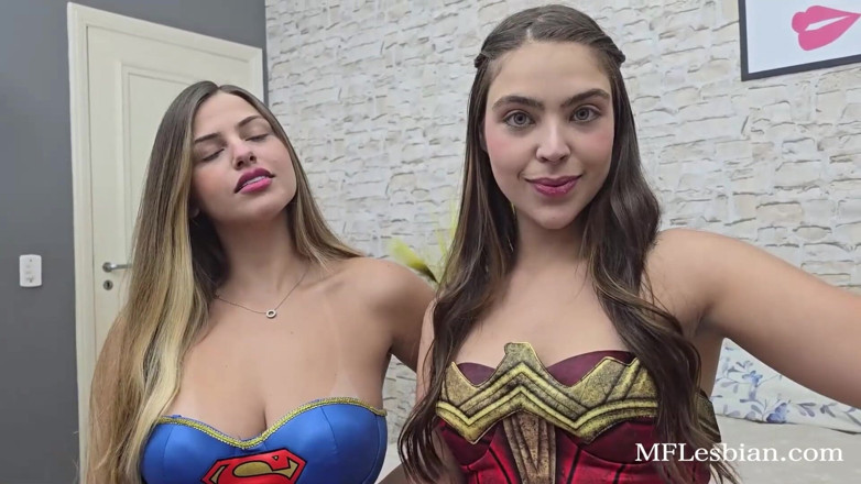MF Lesbian: Supereroi e baci appassionati