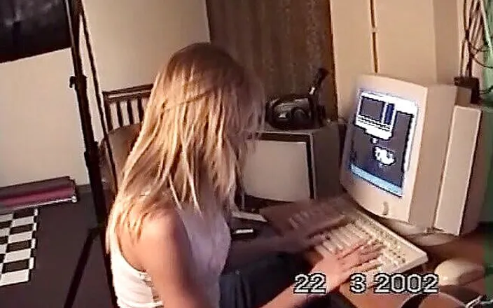 Flash Model Amateurs: She is feeling sexy after playing games
