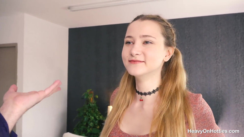 Heavy on Hotties: Süße russin Ivi Rein lutscht schwanz beim spielen mit latex-ballons...