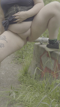Rothaarige bBW pisst neben einem tor