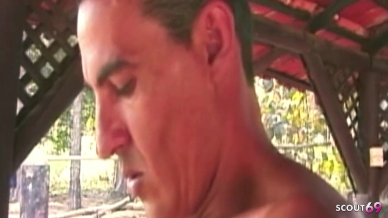 Shemale TS Collection: Sexy hubená Ladyboy Venku Během trojky se dvěma muži, kteří...