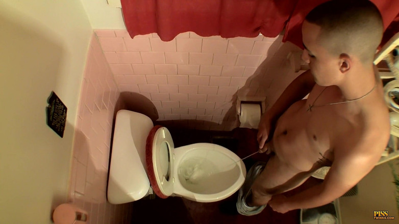 Piss Twins: Pissar och stänger av