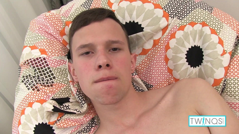 Twin Qs: Stoute jongen Aaron kijkt naar porno en streelt zijn harde...