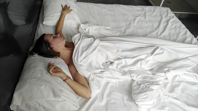 Datezone: Osamělá teenagerka masturbuje ve své posteli