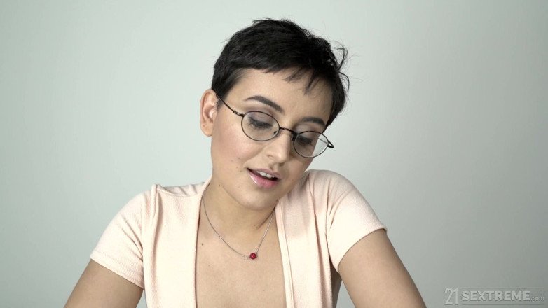 21 Sextreme: 21 Sextreme - GILF Likes Lesbian Scissoring with Fresh Babe