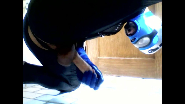 Demon Maniac 33: Blaues hornet im spandex-catsuit kommt auf blaue latex-gloes und Maske