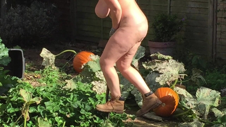 Frequentmasturbation: Naturists Enjoying the Summer Sunshine in the Garden