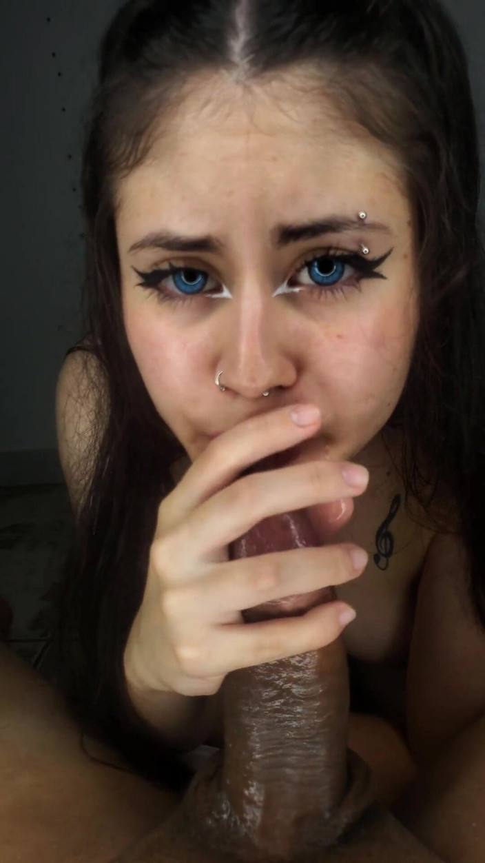 DherlyDoll: De mooie 18-jarige vindt het heerlijk om al het sperma van...