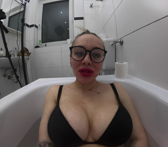 Queen_of_BDSM: Foot Goddess Gives Instructions in the Bathtub!