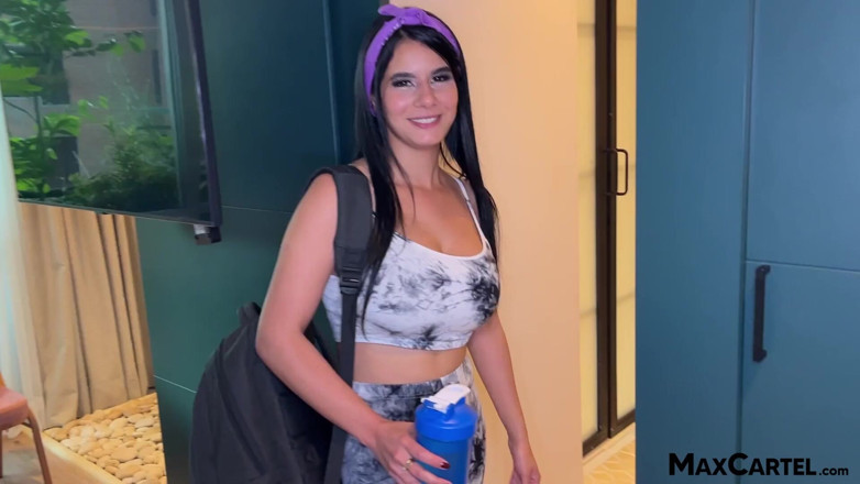 Max Cartel: Mucama tiene grandes tetas