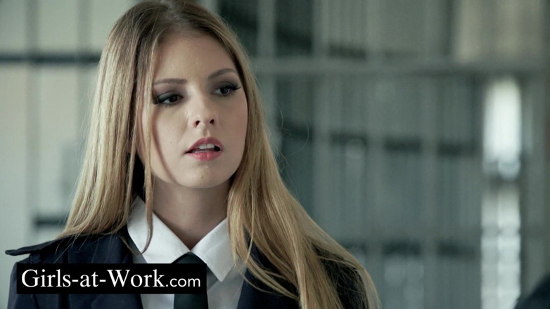 Girls At Work: Os guardas fazem sexo nos corredores da prisão