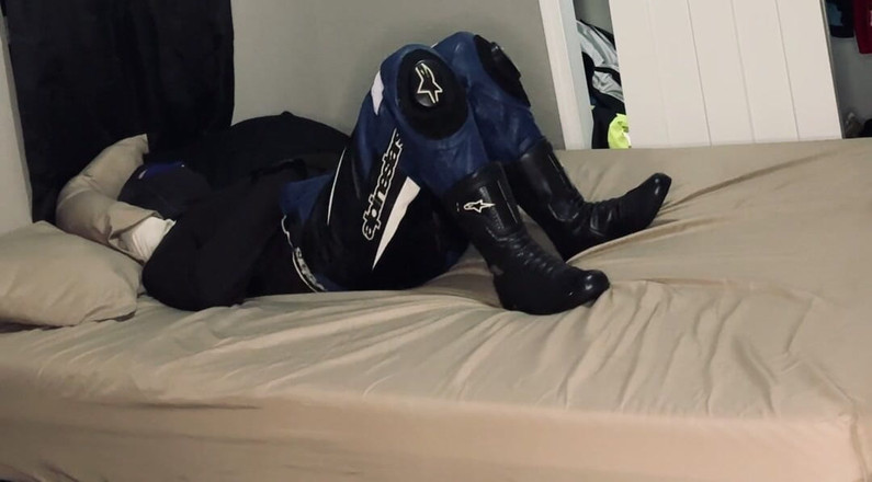 GearJock69: Motard dans une camisole de force et attaché